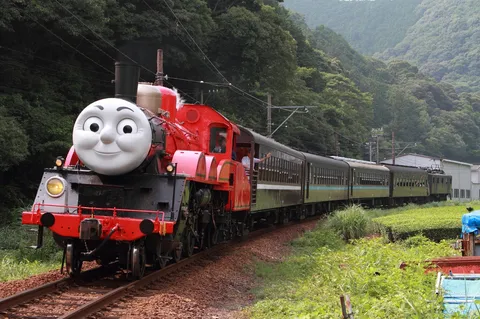 山あいを駆ける赤い機関車