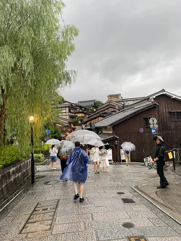雨音響く古都の石畳