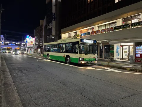 夜の路上バスの静けさ