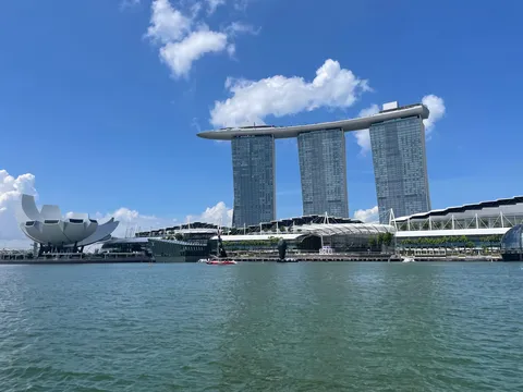 青空と緑の海に映える未来都市