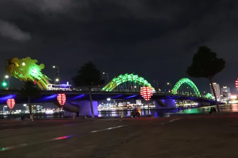 竜の橋、夜空に灯る光の宴