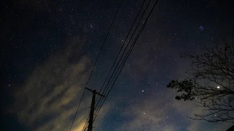 夜空と電線の静かな物語