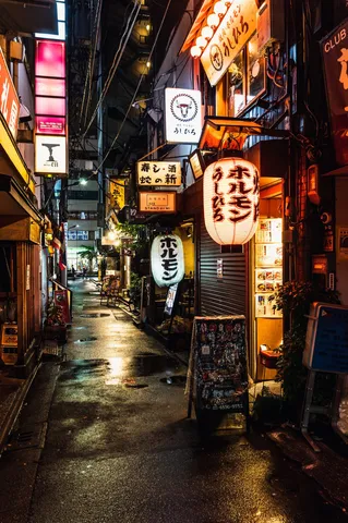 雨夜に灯る提灯路地