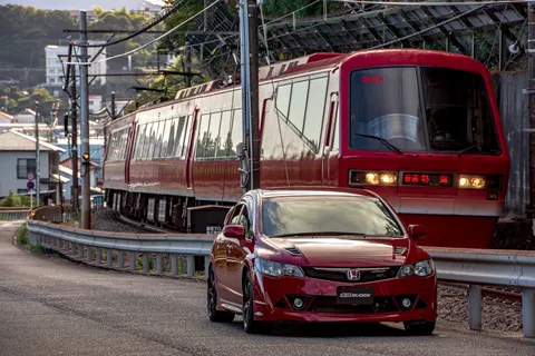 赤の競演、鉄道と車