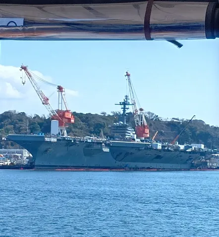 港に佇む巨大な船とクレーン