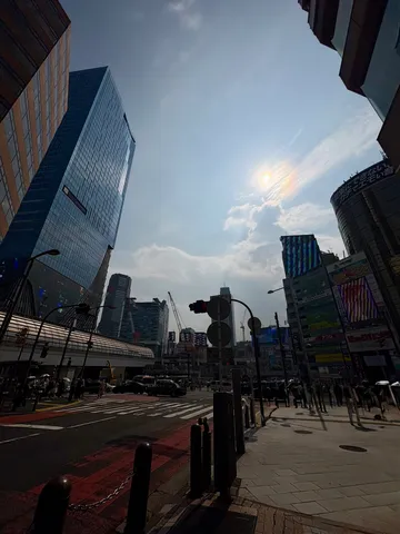 都会の空に太陽が微笑む