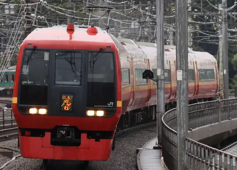 赤い列車と曲線の風景
