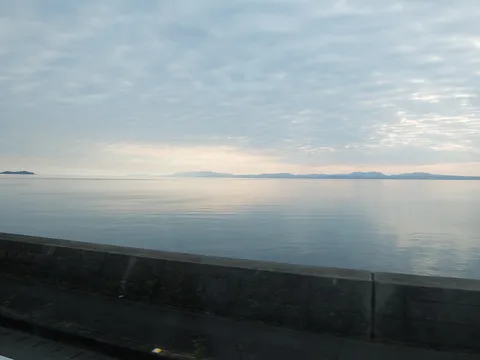 水平線に浮かぶ島影