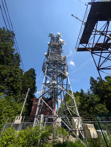 空へと伸びる鉄塔の詩