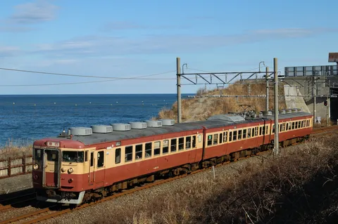 海沿いを走る急行列車