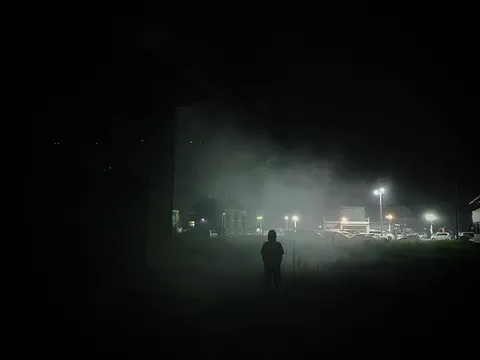 霧の夜、人影