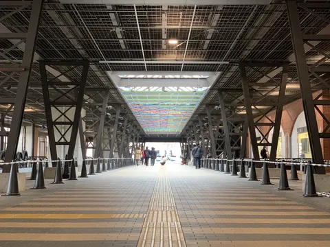 奥行きと彩りが誘う通路