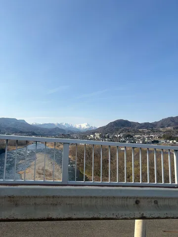 雪化粧の山々、静かな川の流れ