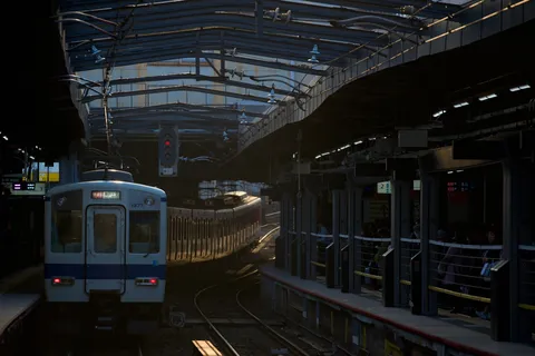 都会の駅、光のドラマ