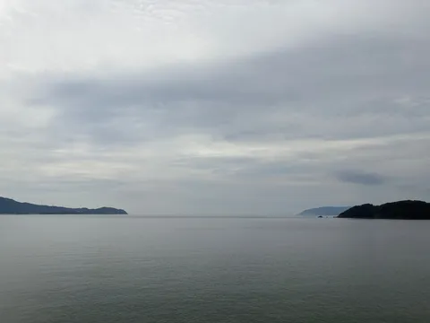 淡い光の海、遠い島影