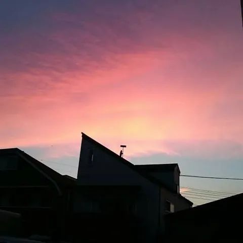 夕焼けに染まる街角