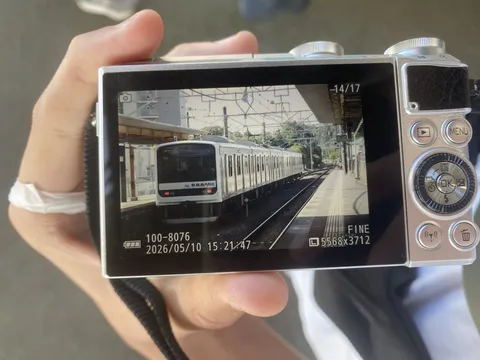 未来の列車を映すカメラ画面