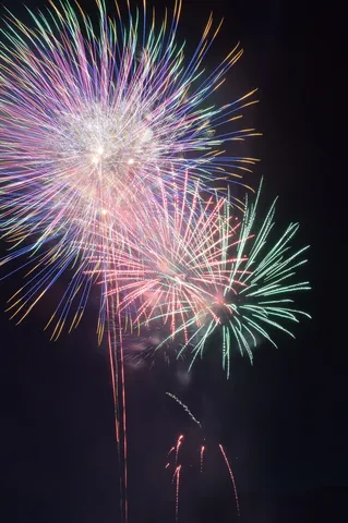 夜空を彩る華やかな閃光