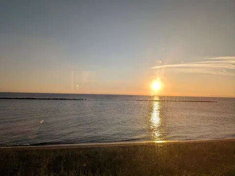静寂の海に沈む夕日