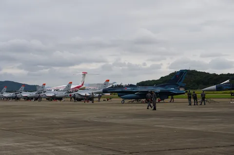 滑走路に並ぶ戦闘機たち