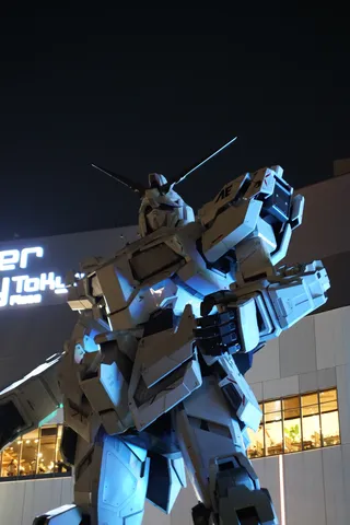 夜空にそびえる鋼鉄の巨人
