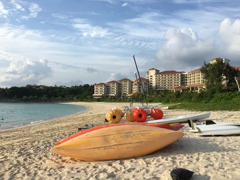 リゾートの休日、海辺の遊び道具たち