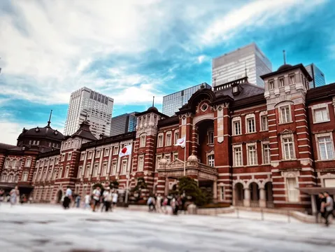 青空に映える赤レンガの駅