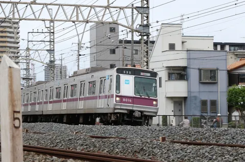 都会を駆け抜ける鉄路の鼓動