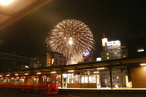 花火と夜汽車のロマンチックな夜