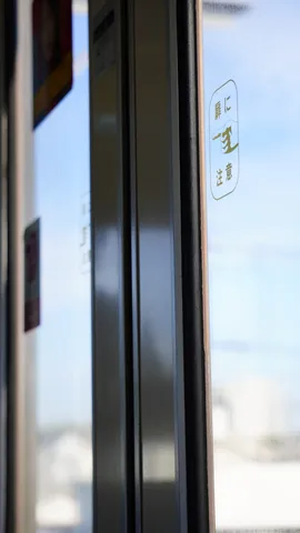 窓辺の光と静けさ