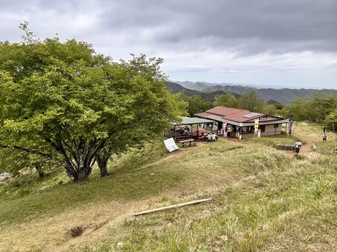 山小屋と豊かな自然の風景