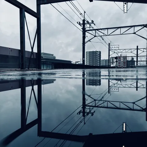 雨上がりの都会、静寂の反射