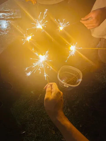 夏の夜の小さな光のダンス