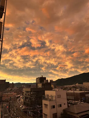 夕暮れの街に染まる空