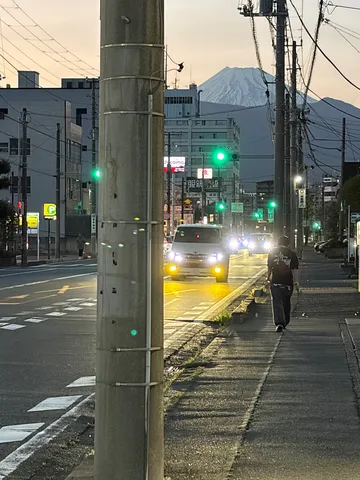 街灯りと富士山のコントラスト