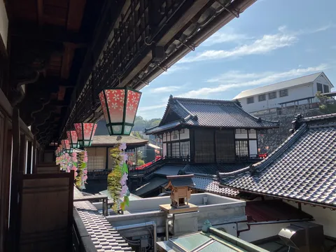 桜提灯と瓦屋根の眺め