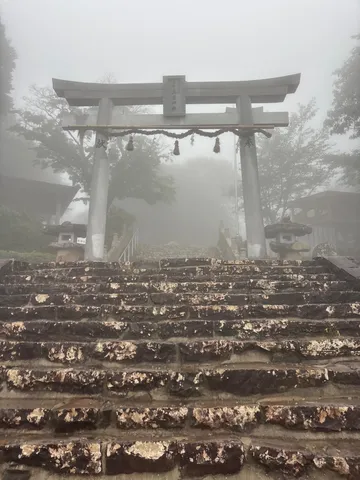 霧に包まれた聖域への道