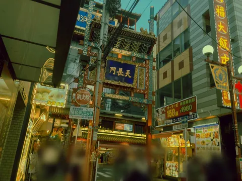ネオンが灯る異国情緒あふれる街並み