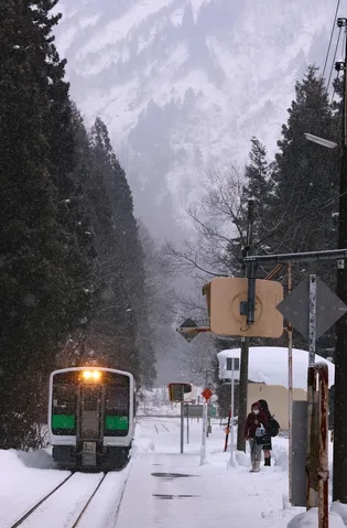 雪景色の小さな列車旅