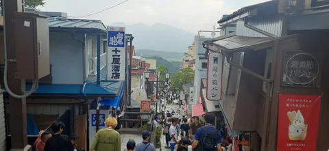 坂道に並ぶお店と人々の賑わい
