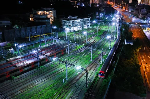夜の線路に灯る静寂感