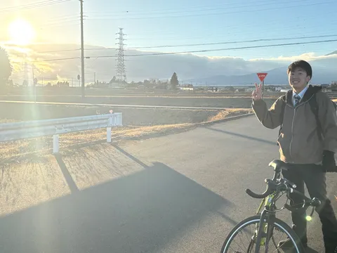 自転車と見送る空