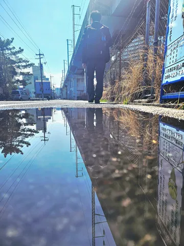 水たまりに映る、未来への反射