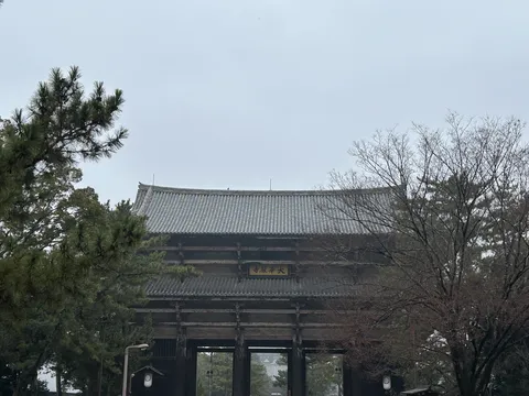荘厳な寺の門構え