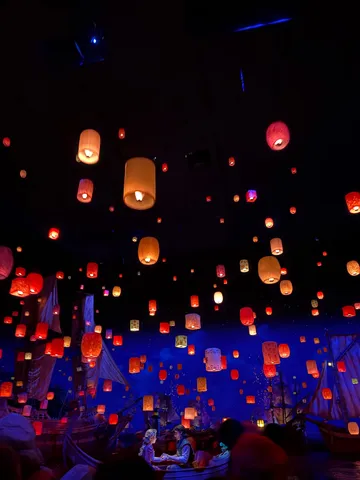 灯りが空へ浮かぶ夜の船