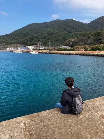 静かな港町、青い海と緑の山