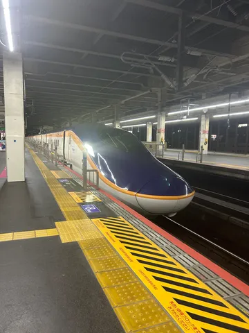 夜の新幹線、光の軌跡