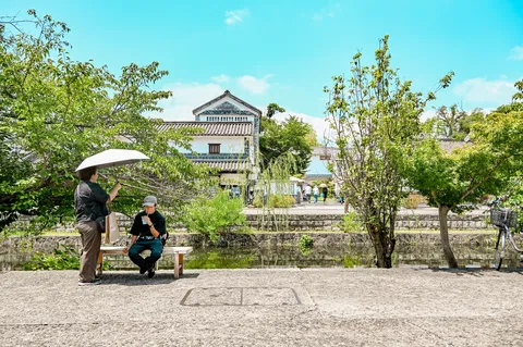 夏の水辺で一息、静かな古民家街