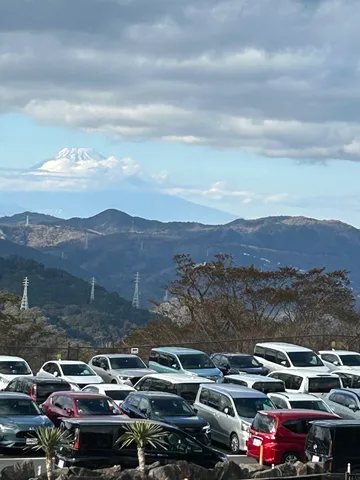 雄大な山と日常の風景