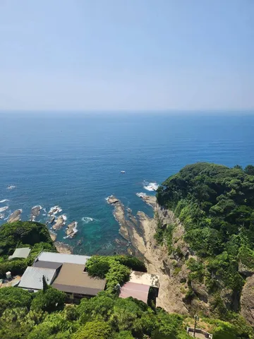 大海と岩肌の静かな佇まい